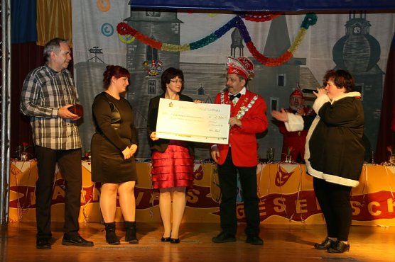 &Uuml;bergabe des Schecks, der krebskranken Kindern zugute kommen soll. Im Bild von links: Andreas Domaske, Jenny Dietrich, Steffi Modesti, Mathias Heinrich und Nadine Haak. (Foto: Karnevalsverein "Neudorfer Narren")