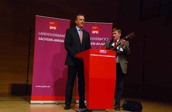Ein Mansfelder gibt den Ton an: Norbert Born macht Musik. Das passt zu ihm und zum Auftrittsort, der Georg-Friedrich-H&auml;ndel-Halle. Neben ihm: der neue SPD-Landesvorsitzende, Burkhard Lischka. (Foto: Jochen Miche)