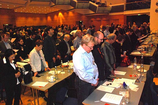 Sie beten nicht, sie singen. Sicherheitshalber erhielt  jeder Abgeordnete den Text des alten SPD-Kampfliedes "Wann wir schreiten Seit an Seit" als Ausdruck - was beim Singen zu dieser Demutshaltung f&uuml;hrte. Oder beten sie doch, zum Beispiel die Liedzeile "Es muss gelingen"? (Foto: Jochen Miche)