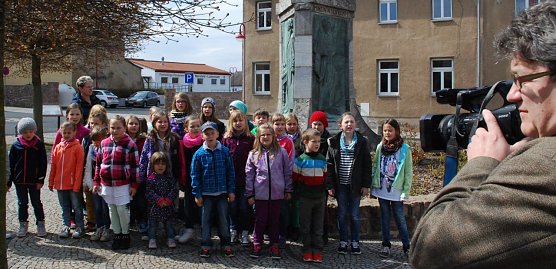 Mit Fr&uuml;hlings- und Volksliedern erfreuten die Kinder der Grundschule Mansfeld die Anwesenden und ehrten so auf wunderbare Weise Martin Luther, der selbst von Kindheit an begeistert sang und sp&auml;ter gro&szlig;artige, in die musikalische Weltliteratur eingegangene Lieder schrieb ("Ein feste Burg ist unser Gott" und andere). Rechts im Bild: Der Chef des PunkUm-Fernsehens, Ralf Haiasch, nahm alles auf. (Foto: Jochen Miche)
