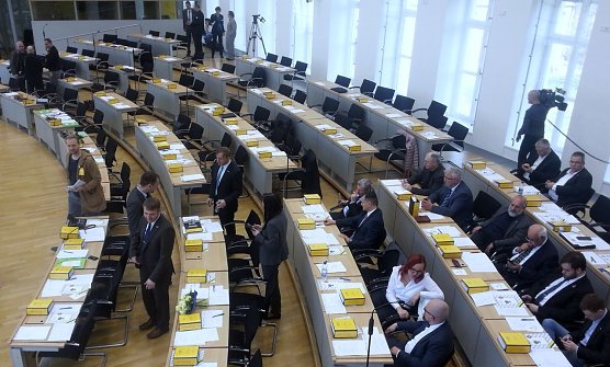 Die AfD-Fraktion sa&szlig; am Ende einer Pause auf ihren Pl&auml;tzen. Genau 20 Minuten nach Ende dieser Pause entstand dieses (Handy-)Foto. Die Vertreter der etablierten Parteien trudelten wenig sp&auml;ter langsam ein. (Foto: Jochen Miche)
