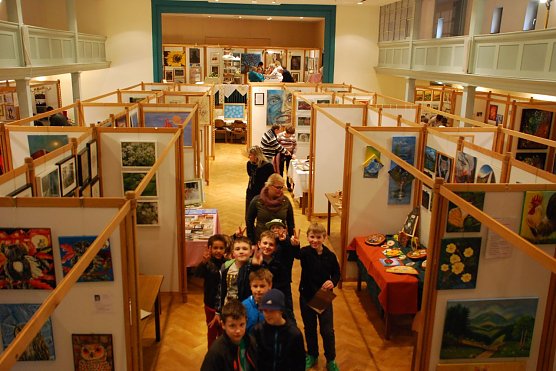 Blick in den Sonnensaal mit den vielen interessanten Kunstboxen. Und vor allem: mit den begeisterungsf&auml;higen jungen Besuchern. (Foto: Jochen Miche)