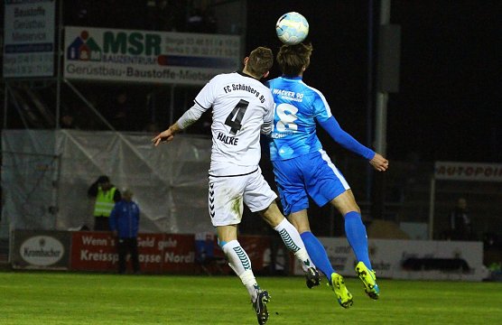 Wieder ein Flutlichtspiel (Foto: Bernd Peter)