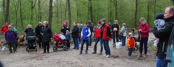 Viele Menschen waren gekommen, um im Generationenwald ein B&auml;umchen zu pflanzen. (Foto: Jochen Miche)
