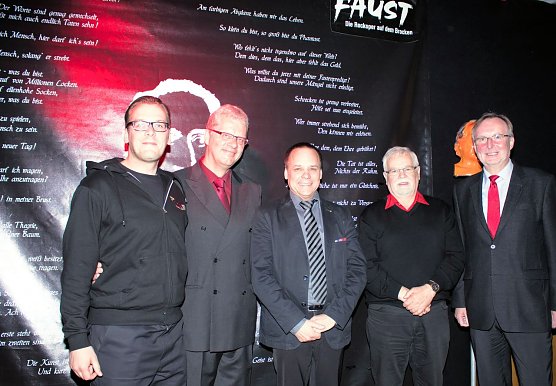 Gruppenbild vor Faust-Zitaten (Foto: HSB/Bahnsen)
