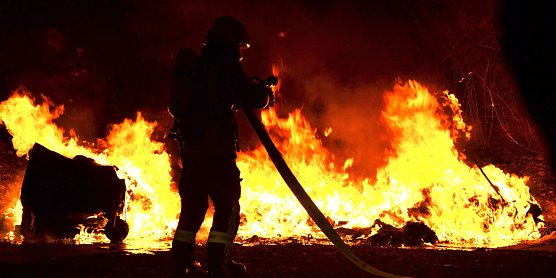 Wie ein H&ouml;llenfeuer mutete der Brand mehrerer Papiercontainer an, dem die Helftaer Feuerwehrleute in der vergangenen Nacht zu Leibe r&uuml;ckten. (Foto: Jochen Miche)