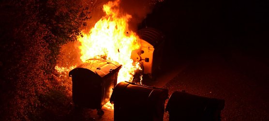 Um 23.30 Uhr entdeckten Bewohner des Hauses Bergmannsallee 14 hinter ihrem Haus diesen brennenden Papiercontainer. (Foto: Jochen Miche)