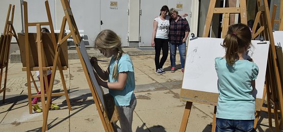 Die Kinder zeichnen ihre Begleiterinnen im Hof vor der Museumsp&auml;dagogik (Foto: Fred B&ouml;hme/Panorama-Museum)