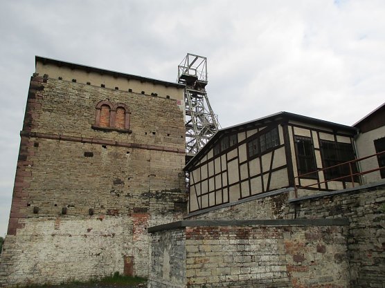 Zur Silhouette des Schmidschachtes in Helbra geh&ouml;rt auch noch ein F&ouml;rderturm. (Foto: Bj&ouml;rn Pazak)