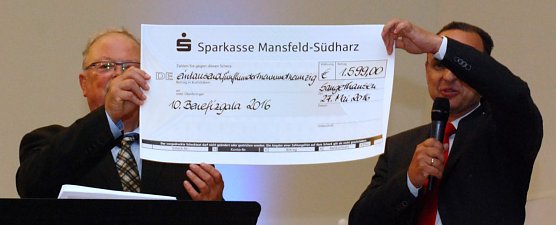 Die Sparkasse zeigte sich den Selbsthilfegruppen gegen&uuml;ber gewohnt gro&szlig;z&uuml;gig: Sie spendete zur Benefizgala 1.599 Euro. (Foto: Jochen Miche)