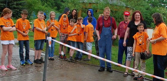 Die G&auml;rtnerin der Villa Kunterbunt, Madl&eacute;n Riemann (Mitte hinten), verlor trotz des Regens nie ihre gute Laune. Sie strahlte die &Uuml;berzeugung aus: Regen ist etwas Gutes. Zum Beispiel hilft es jungen Pflanzen, besser zu wachsen. Und es spart das Gie&szlig;en. (Foto: Jochen Miche)