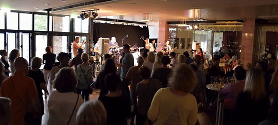 Das Publikum lie&szlig; sich nicht lange bitten mitzutanzen beim Konzert von La Cuneta Son Machine. (Foto: Fred B&ouml;hme/Panorama-Museum)