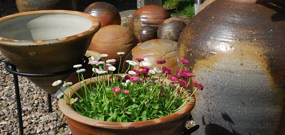 Produkte von absoluter Einzigartigkeit, die allein und in der Gruppe wirken: Keramik aus der Oberm&uuml;hle. (Foto: Jochen Miche)