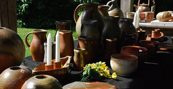 Hingucker im überdachten Freibereich: Tonware und Blumen. (Foto: Jochen Miche) Hingucker im überdachten Freibereich: Tonware und Blumen. (Foto: Jochen Miche)