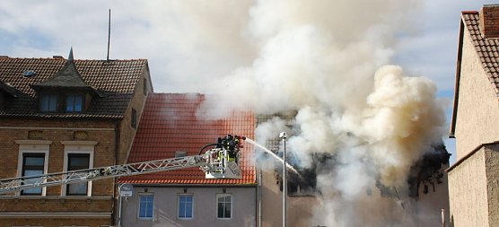 Mehrere Feuerwehren Hettstedts und umliegender Orte waren am 30. Mai beim L&ouml;schen des brennenden Hauses im Einsatz. Die Drehleiter geh&ouml;rt zur Freiwilligen Feuerwehr Hettstedt.  (Foto: Jochen Miche)