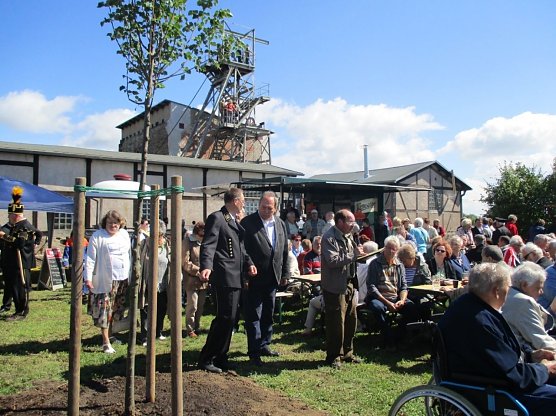 Viele Menschen kamen zum Schmidschacht in Helbra, wo sie auch dem Pflanzen einer Winterlinde beiwohnen konnten. (Foto: Bj&ouml;rn Pazak)
