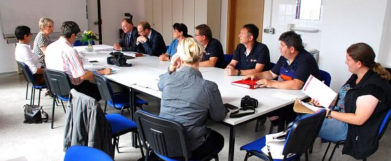 Die Leiterin der Agentur f&uuml;r Arbeit, Dr. Martina Scherer (2.v.l.), informierte heute Vormittag in der Ausbildungsst&auml;tte von MKM in Hettstedt &uuml;ber die aktuellsten Arbeitsmarktzahlen. (Foto: Jochen Miche)