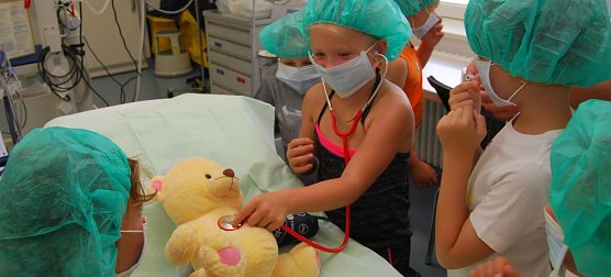 Wichtige Handlung beim Untersuchen eines Patienten: das Abhorchen. (Foto: Gabriele Lakomy)