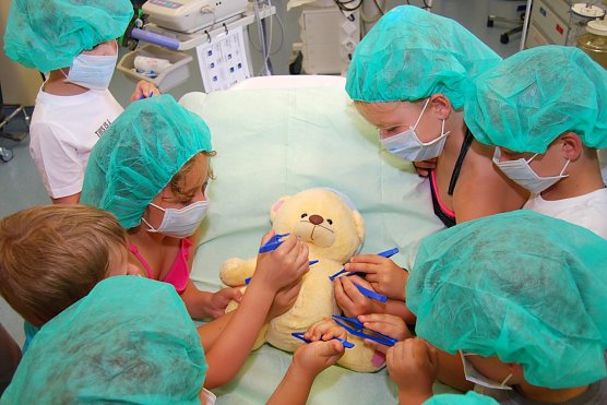 Der Teddy wird operiert. (Foto: Gabriele Lakomy)
