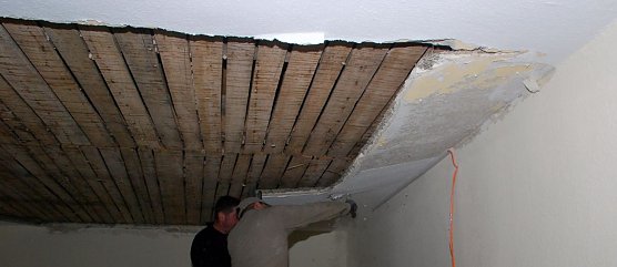 Mitarbeiter der Firma Wollmann Bauunternehmen GmbH aus Ritterode, Ortsteil Meisberg, beim Entfernen loser Deckenteile im Haus 3 des Gymnasiums Hettstedt (Archiv-Aufnahme vom 18. Dezember 2015). Hier wurde inzwischen umfassend saniert. Die Kreisverwaltung hat allein in den zur&uuml;ckliegenden Wochen 350.000 Euro in Schulen investiert. (Foto: Jochen Miche)