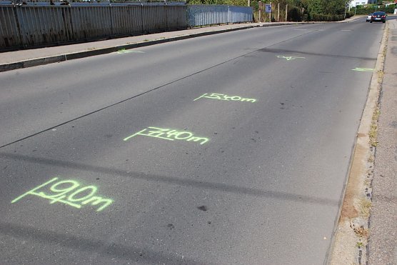 Die Polizei markierte die Stellen, wo das Opfer vom Wagen des T&auml;ters mitgeschleift wurde. (Foto: Jochen Miche)
