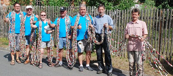 Yves Kaczor, Klaus und Marianne Elzner, Maik Anton, Bernd Rinkleib, Frank Mauder und Marco Kuboteit (v. l.) geh&ouml;ren zu den vielen, die Anteil am Weltrekord der Bornstedter haben. (Foto: Jochen Miche)