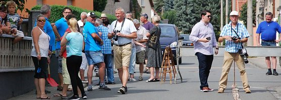 Zahlreiche Zaung&auml;ste wohnten heute dem Bornstedter Weltrekordversuch bei. (Foto: Jochen Miche)