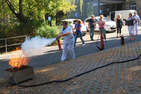 Mitarbeiter &uuml;ben sich beim Feuerl&ouml;schen (Foto: (HELIOS))