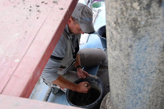 Guido Hecker von den Werkst&auml;tten f&uuml;r Denkmalpflege Quedlinburg beim Verfugen. (Foto: Jochen Miche)