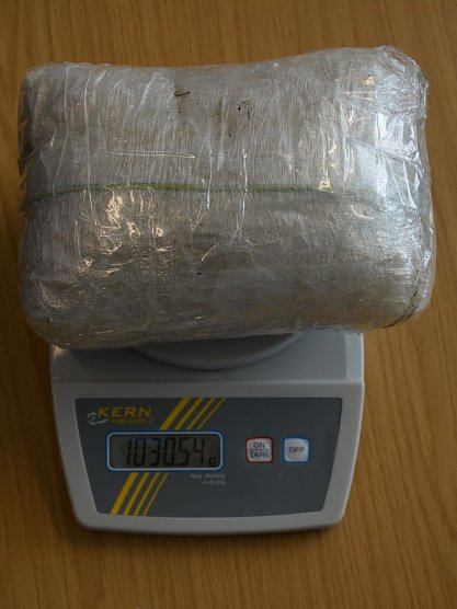 P&auml;ckchen auf Waage (Foto: Polizei Halle)