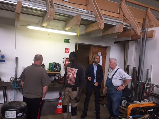 Samba Bah zeigt Ren&eacute; Brodmann (2.v.re.) eine Werkstatt in Oberr&ouml;blingen (Foto: Y. Stechardt-Lauer)