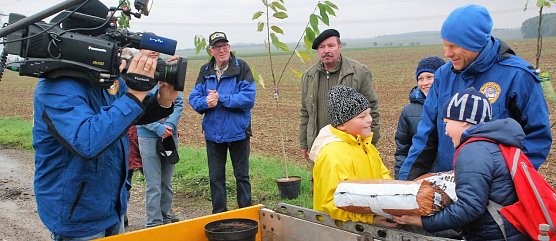 Kleinigkeiten. 60 Liter Rindenmulch, das schaffen wir doch locker! Hettstedter Kinder sind eben stark. (Foto: Jochen Miche)