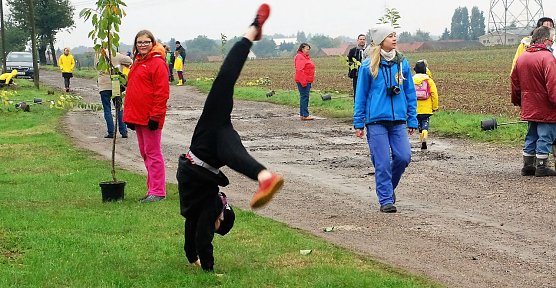 Hier hat jeder seinen Spa&szlig;. Einer gr&auml;bt, einer guckt, einer schwatzt, einer l&auml;uft, einer schl&auml;gt Rad... (Foto: Jochen Miche)