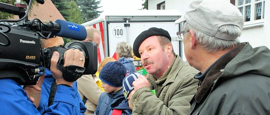 Peter Frobel, Pro Baum-Chef, gibt dem MDR ein Interview. Neben ihm steht Ritterodes Ortsteilb&uuml;rgermeister Dietmar Teupel. (Foto: Jochen Miche)