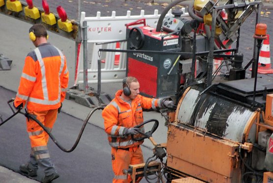 Bauarbeiter in der Raismeser Stra&szlig;e (Foto: Brigitte Wischalla)