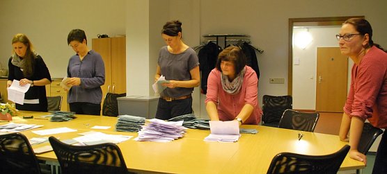 Ausz&auml;hlung der Briefwahlunterlagen am Sitz der Verbandsgemeinde Mansfelder Grund - Helbra. (Foto: Jochen Miche)