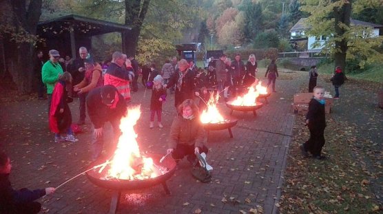 Das Feuer knisterte (Foto: Klaus Lange)