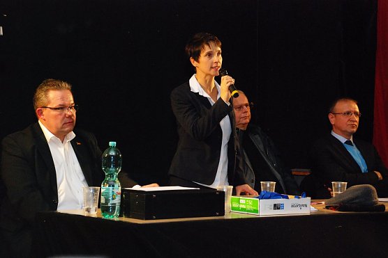 Gastgeber einer viel besuchten Veranstaltung: Jens Diederichs, Frauke Petry, Robert Farle und Gunter Wakan (v. l.). (Foto: Jochen Miche)