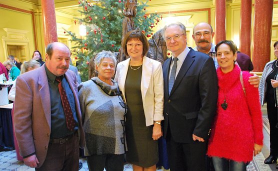 Peter Frobel (li.) mit Rainer Haseloff (Mitte) und Bernd Richter (dahinter) und den Partnerinnen im Vestib&uuml;l. (Foto: Jochen Miche)