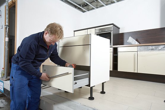 K&uuml;chenmontage in der Halle (Foto: dennert-massivhaus.de)