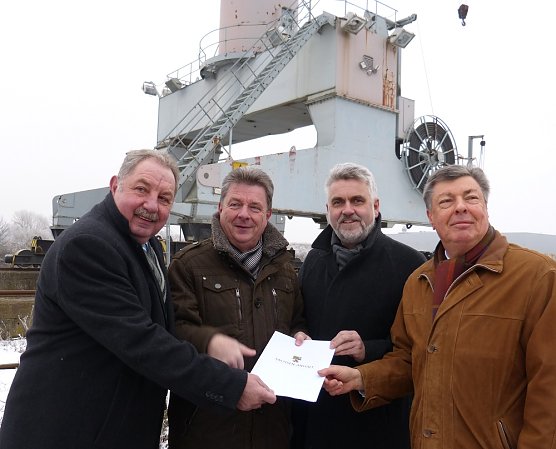 Minister Prof. Dr. Armin Willingmann (2.v.r.) und Investitionsbank-Chef Manfred Maas (l.) &uuml;berreichen die F&ouml;rderzusage an Magdeburgs Oberb&uuml;rgermeister Dr. Lutz Tr&uuml;mper und Hafen-Chef Karl-Heinz Ehrhardt (r.). Ministerium f&uuml;r Wirtschaft, Wissenschaft und Digitalisierung/ (Foto: Robin Baake)