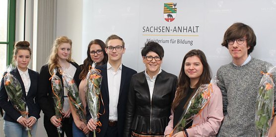 v.l.n.r.: Selina Gosch, Emily Schieferdecker, Rebekka Irma Grotjohann, Michael Benecke, Staatssekret&auml;rin Edwina Koch-Kupfer, Marcella Pach, Maximilian Wozny  (Foto: Ministerium f&uuml;r Bildung)