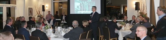 Andr&eacute; Materlik begr&uuml;&szlig;t die G&auml;ste (Foto: nnz)