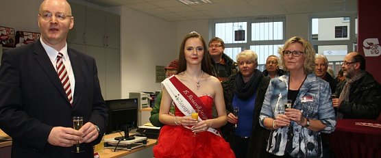 Gruppenbild mit Rosenk&ouml;nigin (Foto: Rosenstadt Sangerhausen GmbH)