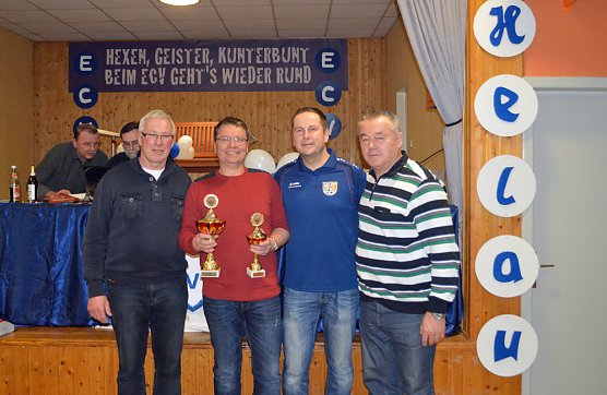 Fußballer beim Skat (Foto: Privat) Fußballer beim Skat (Foto: Privat)