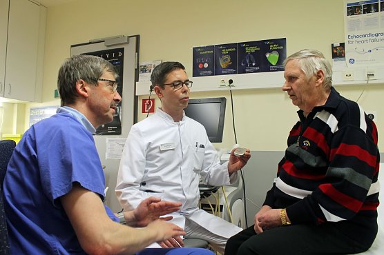 Drs. M&uuml;ller und Wei&szlig;e sowie Patient Chrapkowski (Foto: Helios-Klinik SGH Brommund-Schnabel)