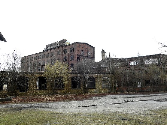 Peter Blei in der Brikettfabrik (Foto: Peter Blei) Peter Blei in der Brikettfabrik (Foto: Peter Blei)