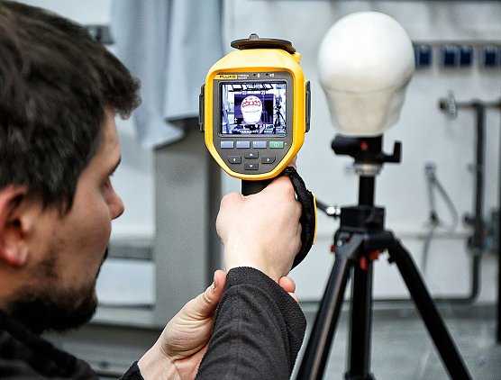 Eine W&auml;rmebild&shy;kamera misst, wie warm der Kopf unter dem Helm geworden ist. (Foto: Stiftung Warentest)