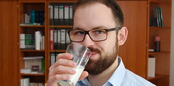 Mann trinkt Milch (Foto: G. Lakomy)