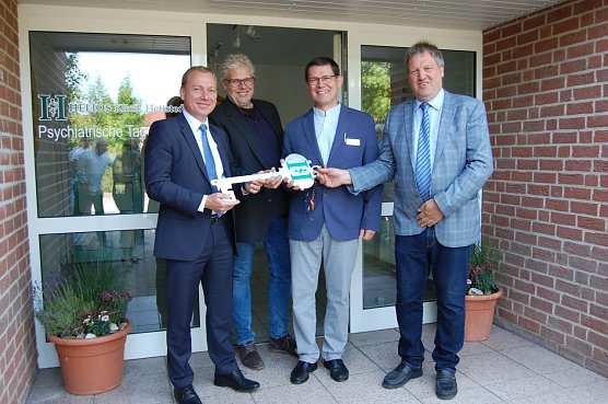 Schl&uuml;ssel&uuml;bergabe Psychiatrische Tagesklinik  (Foto: Dagmar Mansfeldt )